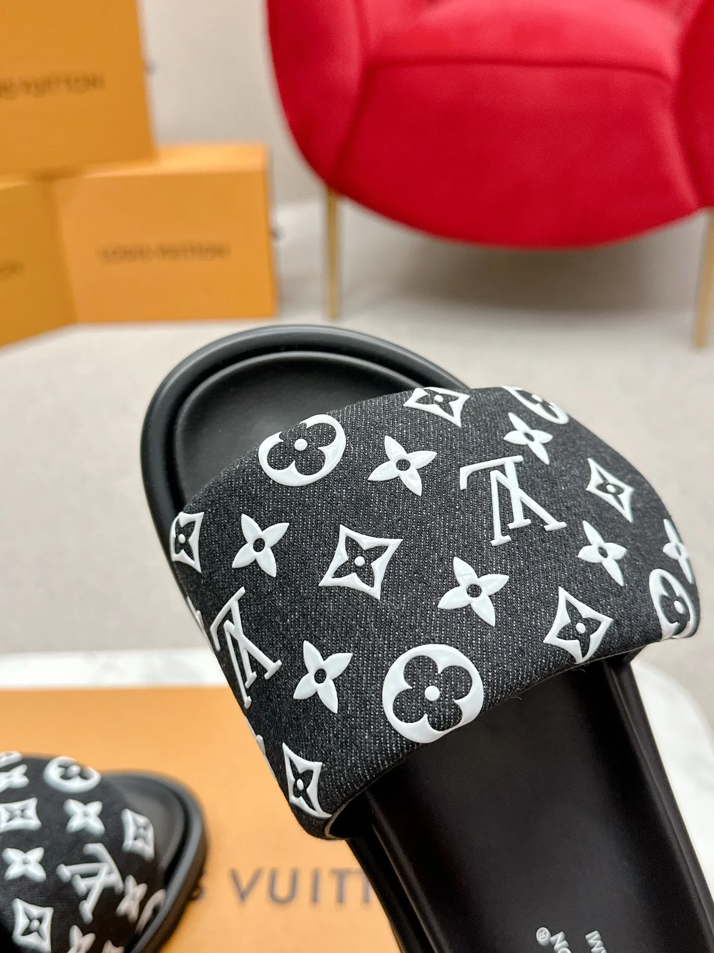 👟👟Ex-factory price 420👟👟 LV Louis Vuitton Full of high-end feel! A popular model among bloggers at home and abroad, it’s retro and fashionable and looks amazing on your feet! Mainly recommended model on the official website★ ━━━━━ ЅᏇєєt ━━━━━ ▪️Upper: original calfskin ➕5D printing process ▪️Inner: imported mixed sheepskin ▪️Outsole: original molded foam outsole ▪️Size: Female 35-40 Men's 39-44 (women's 41 men's 45)